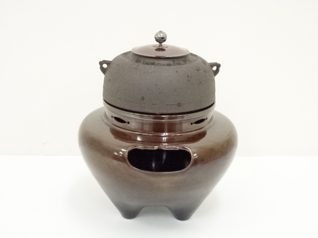  釜師　人間国宝　高橋敬典・鋳物師　金森彦兵衛造　唐銅琉球風炉　田口釜添（共箱）